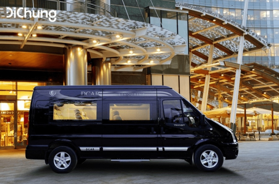 A limousine is a convenient means of transport to go to Sapa